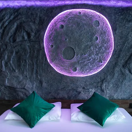 Moon ساتورْنْ